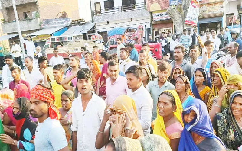 कौशांबी: वर्चस्व की जंग में प्रधान पति को खंभे से बांधकर पीटा, गुस्साए ग्रामीणों ने किया चक्का जाम 