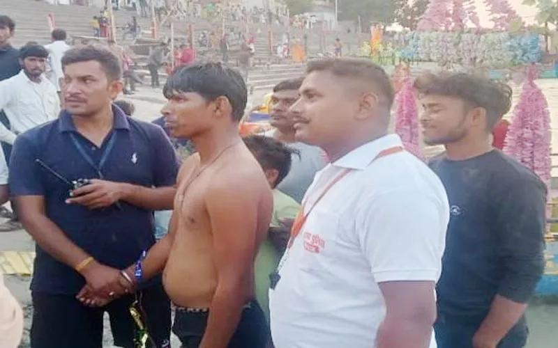 अयोध्या में मूर्ति विसर्जन के दौरान होते-होते बचा हादसा, डूब रहे शख्स को जल पुलिस ने बचाया