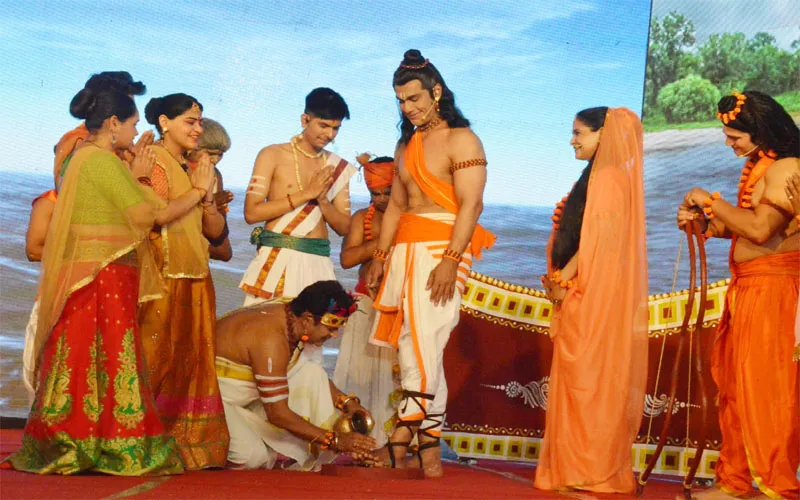 अयोध्या: राम वनगमन के बाद दशरथ ने त्यागे प्राण, सांसद रवि किशन की केवट की भूमिका ने किया मंत्रमुग्ध