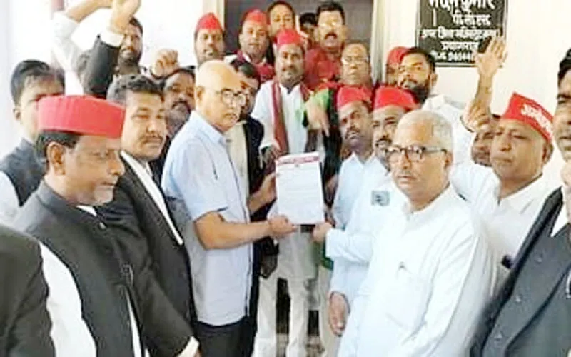 प्रयागराज: चीफ प्रॉक्टर के खिलाफ सपा नेताओं ने खोला मोर्चा, डीएम को सौंपा ज्ञापन