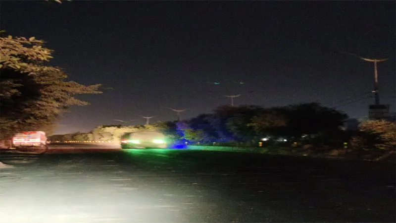 लखनऊ: आईआईएम रोड पर नहीं जलती स्ट्रीट लाइटें, राहगीरों को होती है दिक्कत
