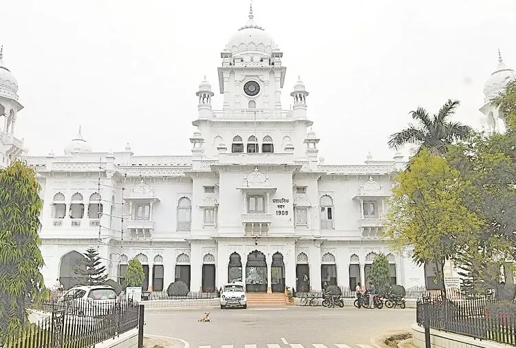लखनऊ: केजीएमयू में नहीं सुधर पा रही व्यवस्था, सस्ती दवा के लिए चक्कर काटने को मजबूर मरीज और परिजन