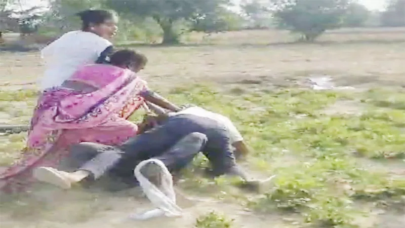 हरदोई: जमीन के विवाद में दो पक्षों में जमकर हुई मारपीट