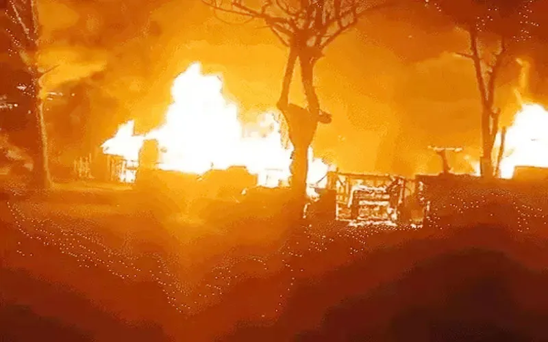 लखनऊ के कबाड़ मार्केट में लगी भीषण आग, तीन दुकानों का लाखों का सामान जलकर राख