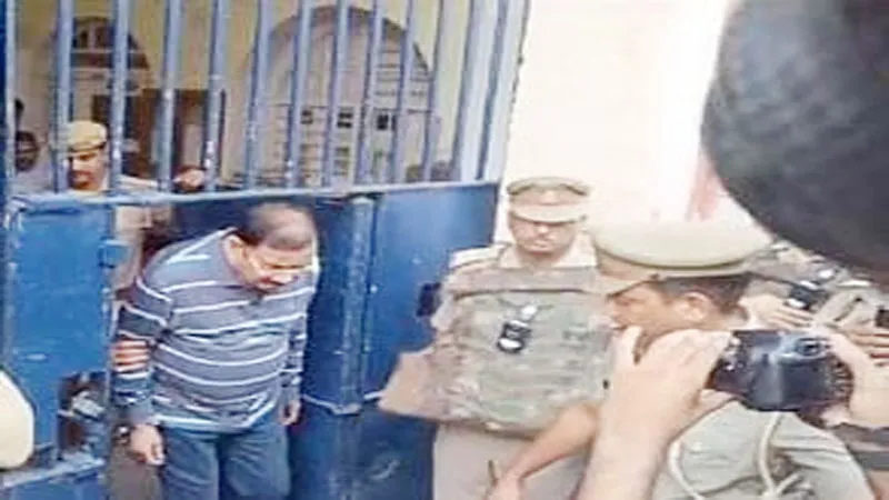  प्रयागराज पुलिस माफिया डॉन बबलू श्रीवास्तव को बरेली सेंट्रल जेल से लेकर नैनी जेल हुई रवाना