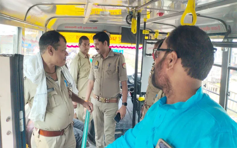 बस में चेकिंग के दौरान मिली सिक्कों से भरी बोरी, चकरा गई पुलिस, मिले दो लाख रुपये नकद