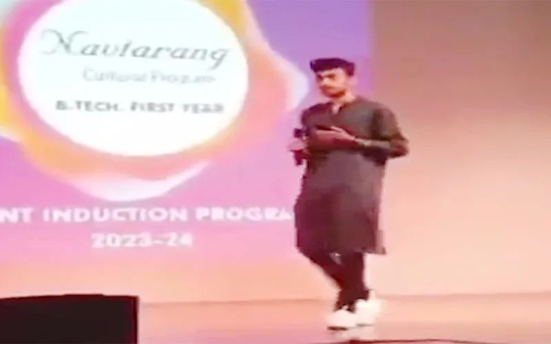 छात्र ने मंच से लगाया जय श्री राम का नारा, भड़कीं शिक्षिका ने बिना परफार्मेंस के मंच से नीचे उतारा, हंगामा