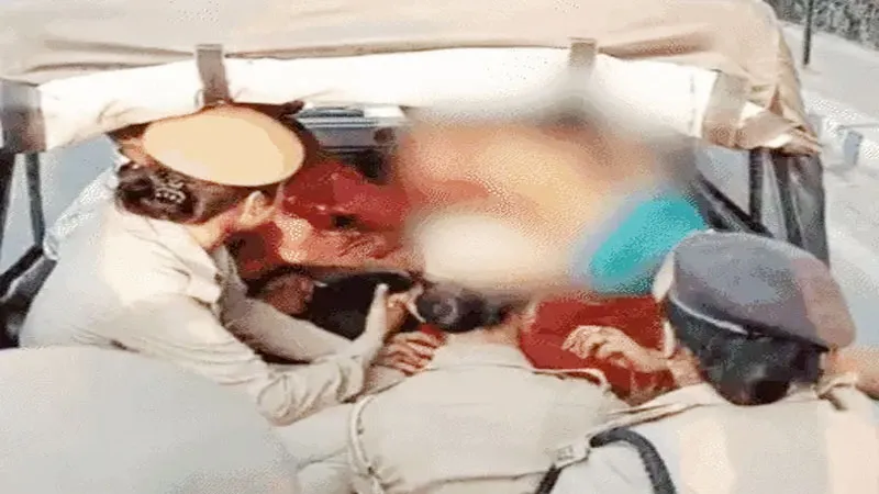 लखनऊ: गोरखपुर से शव लेकर सीएम आवास पहुंचा परिवार, कहा- बेटी से प्रधान के बेटे ने रेप करके किडनैप किया!