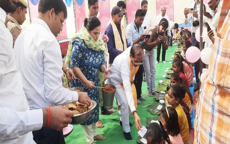 नवमी के हवन से सुगंधित हुआ वातावरण, नौ दिनों तक व्रत रखने वाले मां के भक्तों ने कराया कन्या भोज