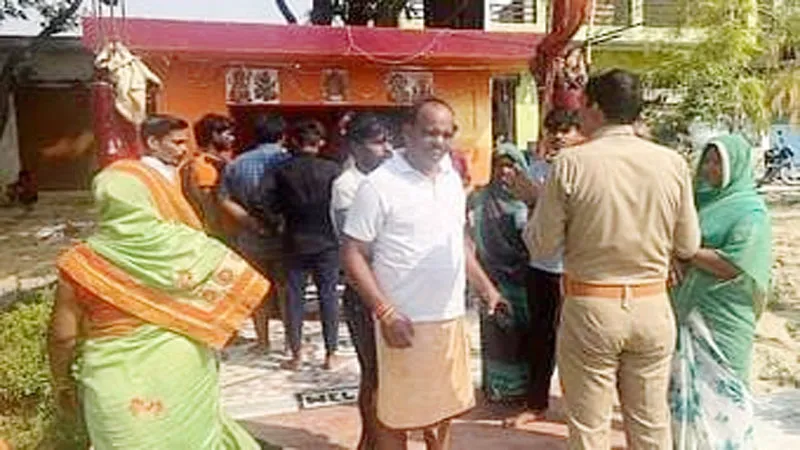 प्रयागराज: मंदिर में तोड़ी गई शिवलिंग और नंदी की प्रतिमा, ग्रामीणों ने जमकर किया बवाल