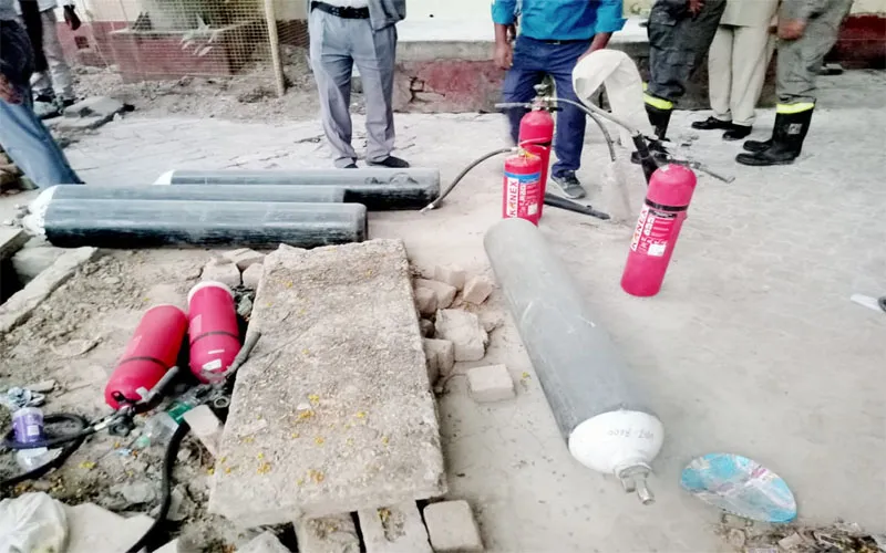 BHU के सर सुंदरलाल अस्पताल परिसर के बाल रोग विभाग के पास आक्सीजन प्लांट का फायर पैनल फटा, लगी आग, हड़कंप