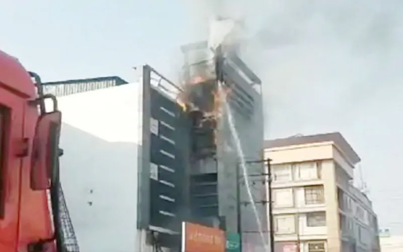 लखनऊ: सिंगापुर माल के सामने बिल्डिंग में लगी भीषण आग, फायर ब्रिगेड ने कड़ी मशक्कत के बाद पाया काबू