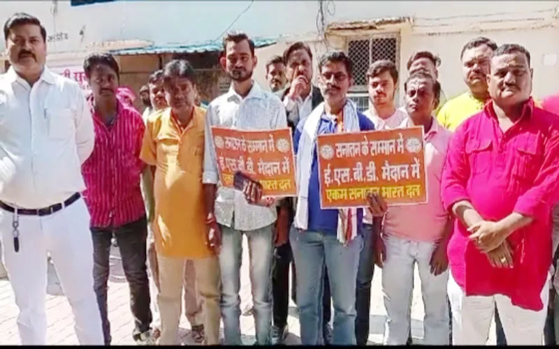 रायबरेली: 250 साल पुरानी रामलीला पर आया संकट, सिटी मजिस्ट्रेट ने आयोजकों को थमाया नोटिस, कही यह विचित्र बात