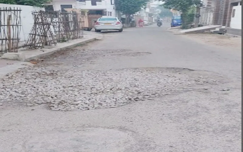 लखनऊ के इन्दिरा नगर इलाके में साफ-सफाई व्यवस्था हुई बेपटरी, शिकायत के बाद भी नहीं हो रही सुनवाई