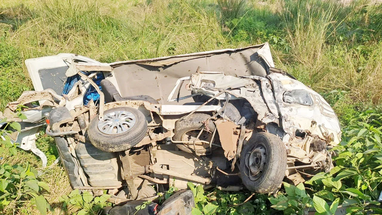 गोंडा: ट्रक की ठोकर से खाई में पलटी वैन, चालक की मौत, एक गंभीर 