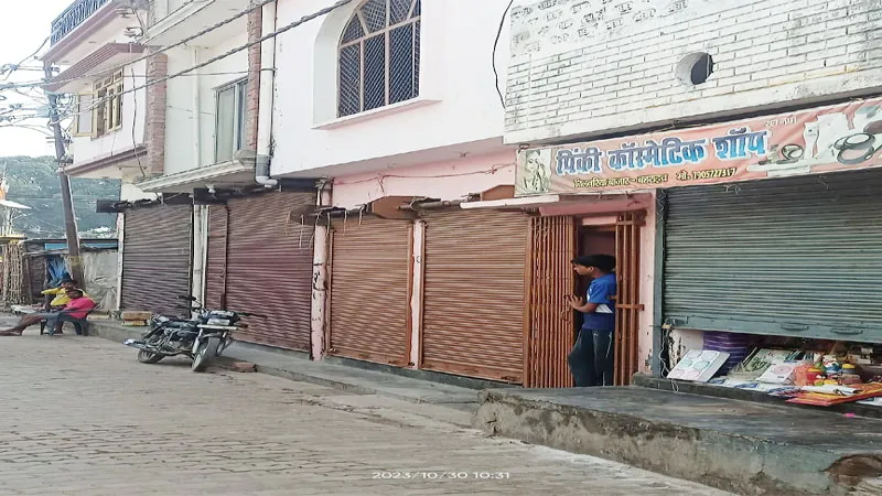 बहराइच: विवादित नारे लगाने वाले आरोपियों की अब तक नहीं हुई गिरफ्तारी, नाराज लोगों ने बंद की दुकानें, तनाव