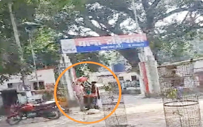 हरदोई: पुलिस ने नाराज पति-पत्नी ने की आत्मदाह की कोशिश, थाने के सामने अपने ऊपर डाला डीजल, हड़कंप