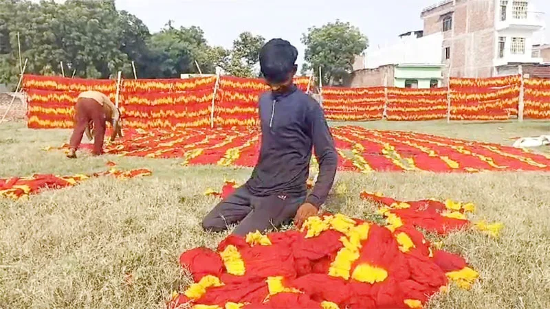 प्रयागराज: नवरात्र पर मुस्लिम भाई देवी मां के लिए तैयार करते हैं कलावा-चुनरी, भारत के बड़े मंदिरों तक जाता है सामान