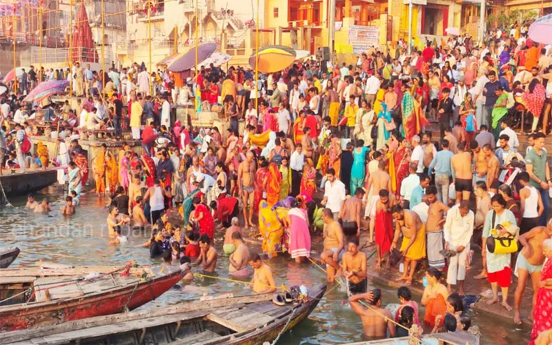 वाराणसी: चंद्रग्रहण के बाद गंगा घाटों पर उमड़ी भीड़, लाखों श्रद्धालुओं ने लगाई डुबकी, किया दान