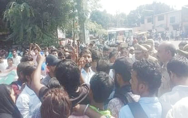 प्रयागराज: सड़क हादसे में घायल बेटे की अस्पताल में मौत से कोहराम, गुस्साए परिजनों ने शव रखकर किया चक्काजाम