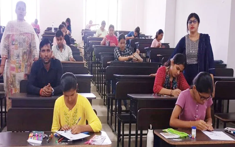 अयोध्या: हिमांशु ने बनाई आजादी के अमृत महोत्सव की सर्वश्रेष्ठ थीम, मिला प्रथम स्थान, अंजली रहीं दूसरे पर...