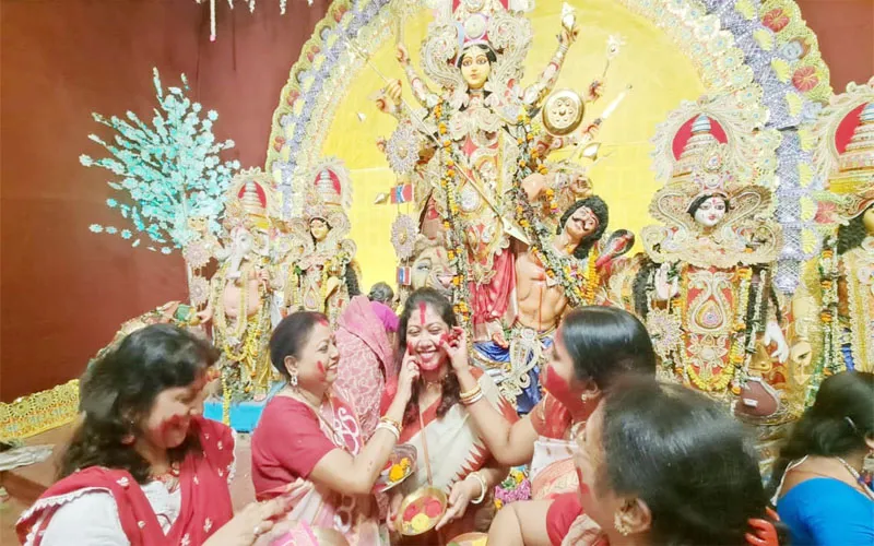 वाराणसी: दुर्गा पूजा पंडालों में महिलाओं ने खेली सिंदूर की होली, माता रानी से मांगा आशीर्वाद, कहा- अगले बरस तू जल्दी आ!