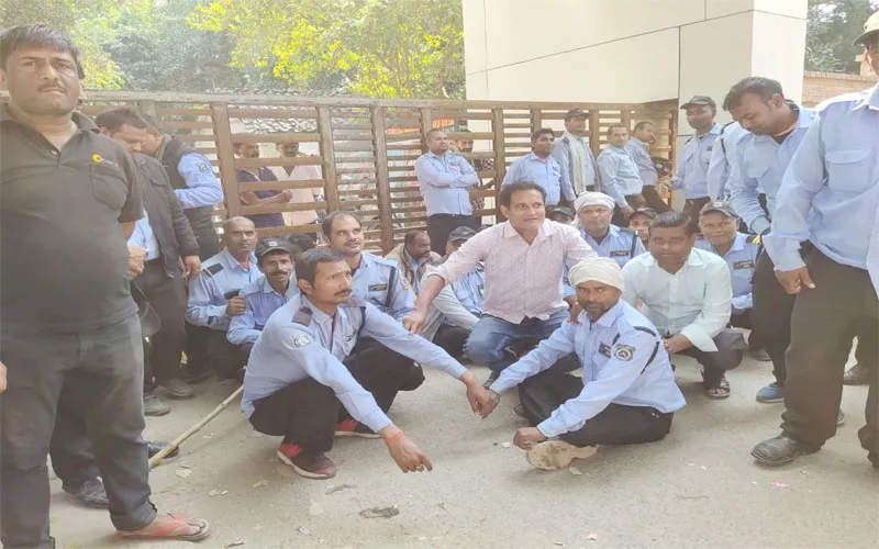 प्रयागराज: सुआट्स कॉलेज में वेतन को लेकर सुरक्षाकर्मियों ने किया हंगामा, बंद किया गेट, लगाया जाम