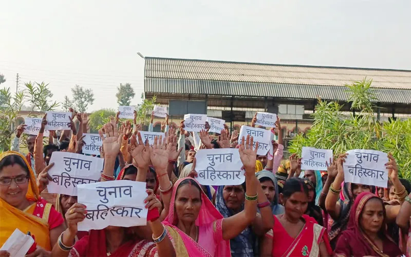 बहराइच: ग्रामीणों ने कोटे के चुनाव का किया बहिष्कार, तहसील में किया प्रदर्शन