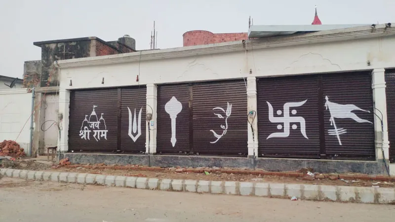 रामायण कालीन नजारे का अहसास करा रहे रामपथ के भवन, उकेरे जा रहे शंख, चक्र, गदा, तीर-धुनष व स्वास्तिक के चिह्न 