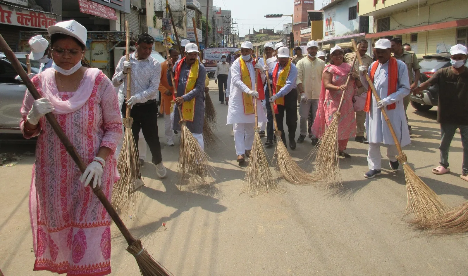 शाहजहांपुर: प्रभारी मंत्री के साथ जनप्रतिनिधियों-अफसरों ने थामी झाड़ू, स्वच्छता का दिया संदेश