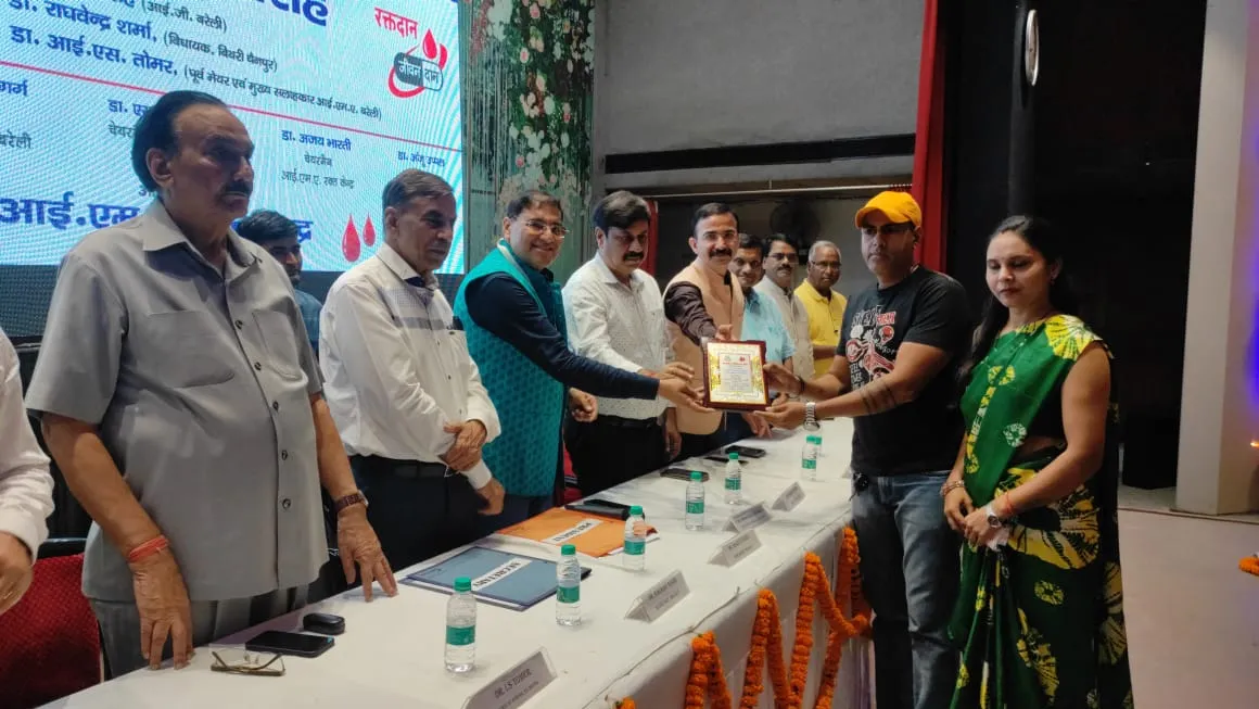 बरेली: आईएमए अध्यक्ष डॉ. राजीव गोयल ने संभाला कार्यभार, डॉ. अशोक को किया सम्मानित