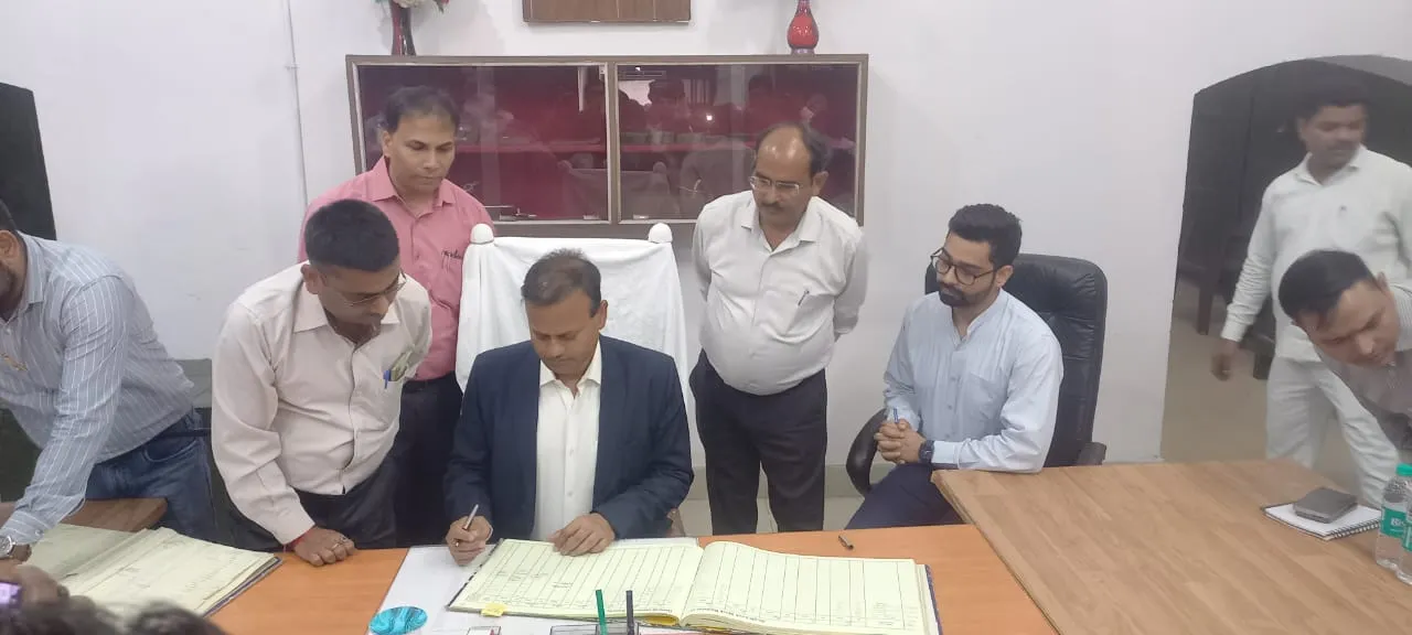 बरेली: नए डीएम ने कलेक्ट्रेट के प्रमुख अनुभागों की स्थिति देख लिया चार्ज