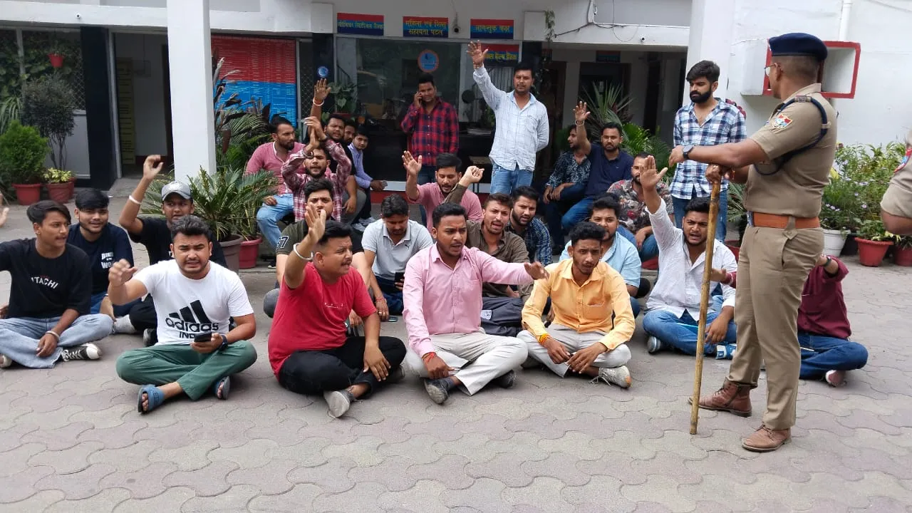 हल्द्वानी: छात्र संघ के पूर्व उप सचिव को छुड़ाने के लिए ढाई घंटे दिया कोतवाली में धरना