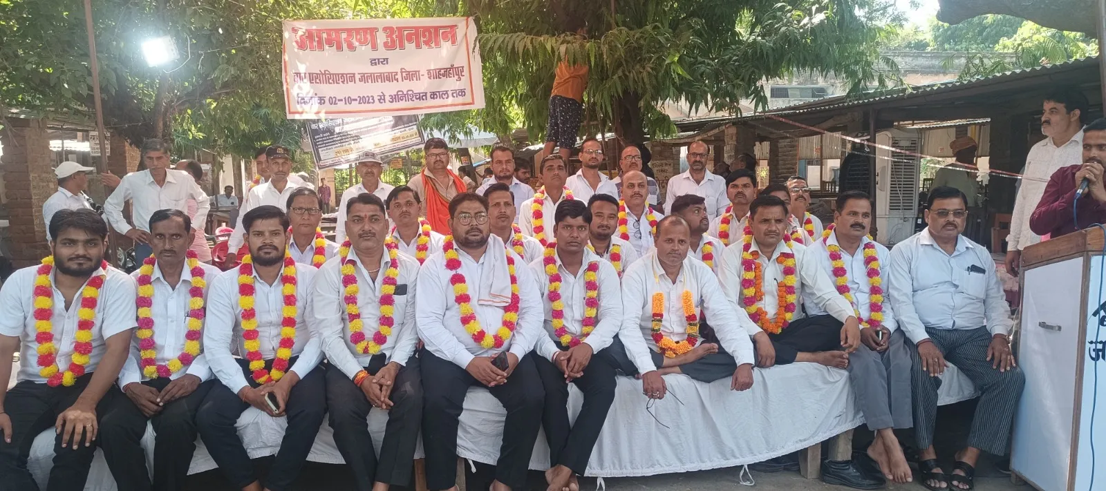 शाहजहांपुर: आमरण अनशन दूसरे दिन भी जारी, छह अधिवक्ताओं की बिगड़ी हालत