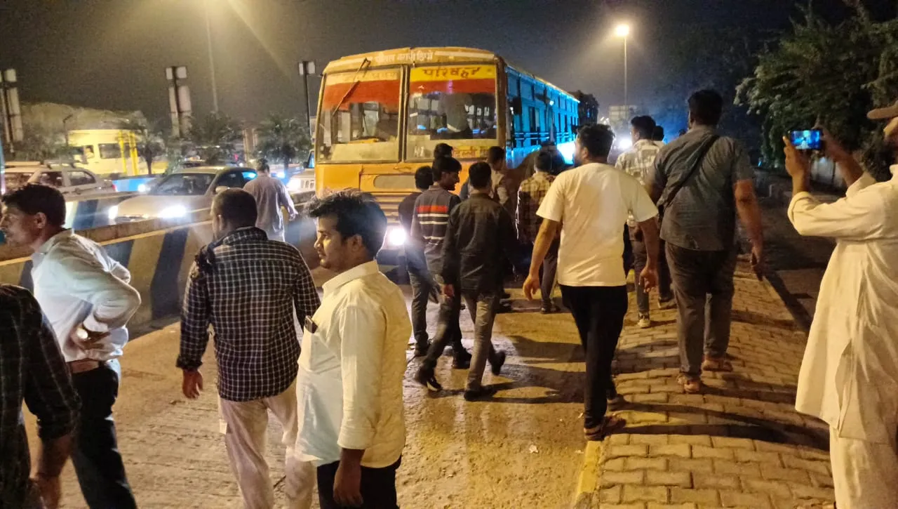 मुरादाबाद: दलपतपुर टोल प्लाजा पर हंगामा, यात्रियों ने भी कर्मियों का किया विरोध