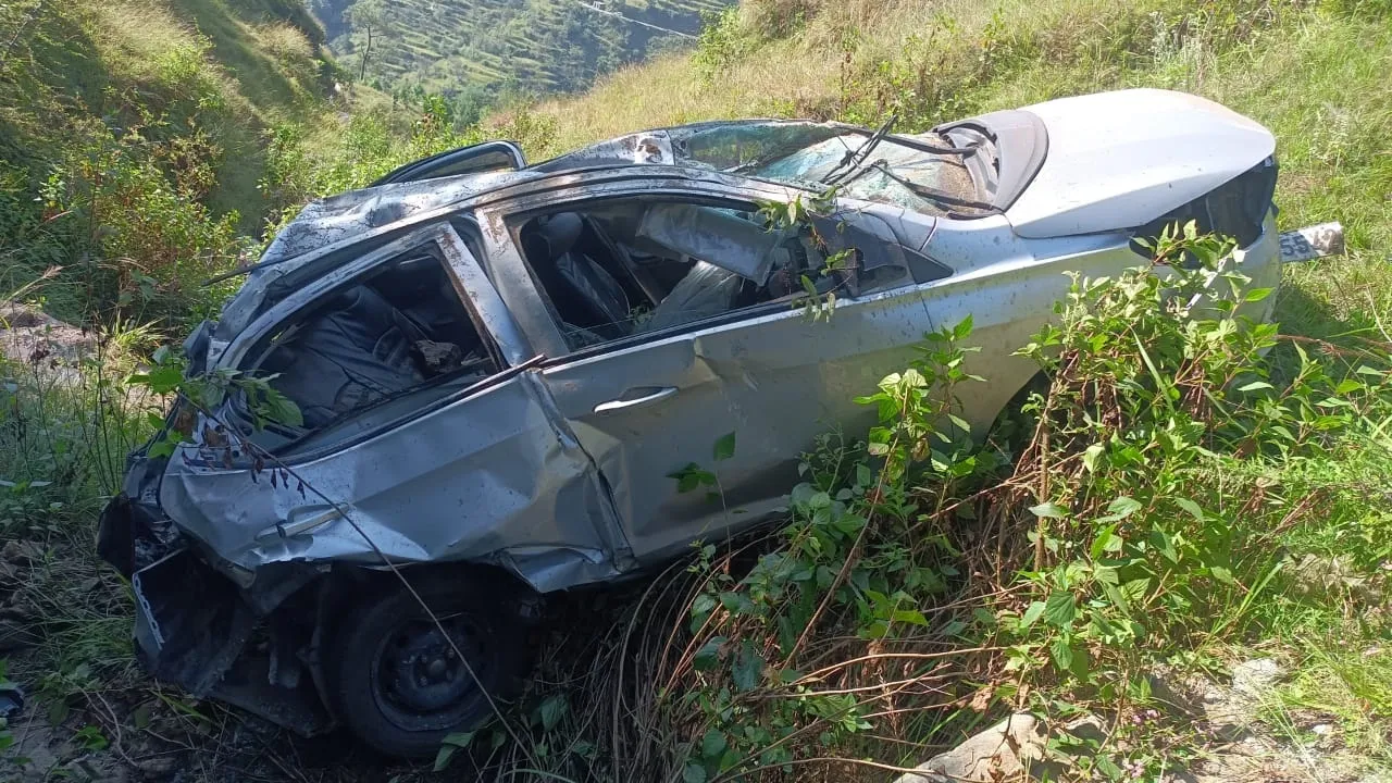 अल्मोड़ा: स्कूली बच्चों को ले जा रही कार दुर्घटनाग्रस्त, आठ घायल 