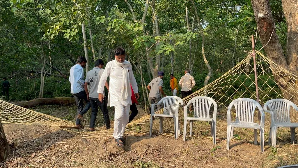 पीलीभीत: एक दिन की छूट...खाबड़ को बना दिया झूला, बीड़ी भी सुलगाई, जानिए क्या है मामला