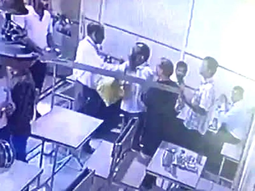 बरेली: रंजिश में एंटी करप्शन टीम से अमीन को पकड़वाया, दूसरे भाई से की मारपीट