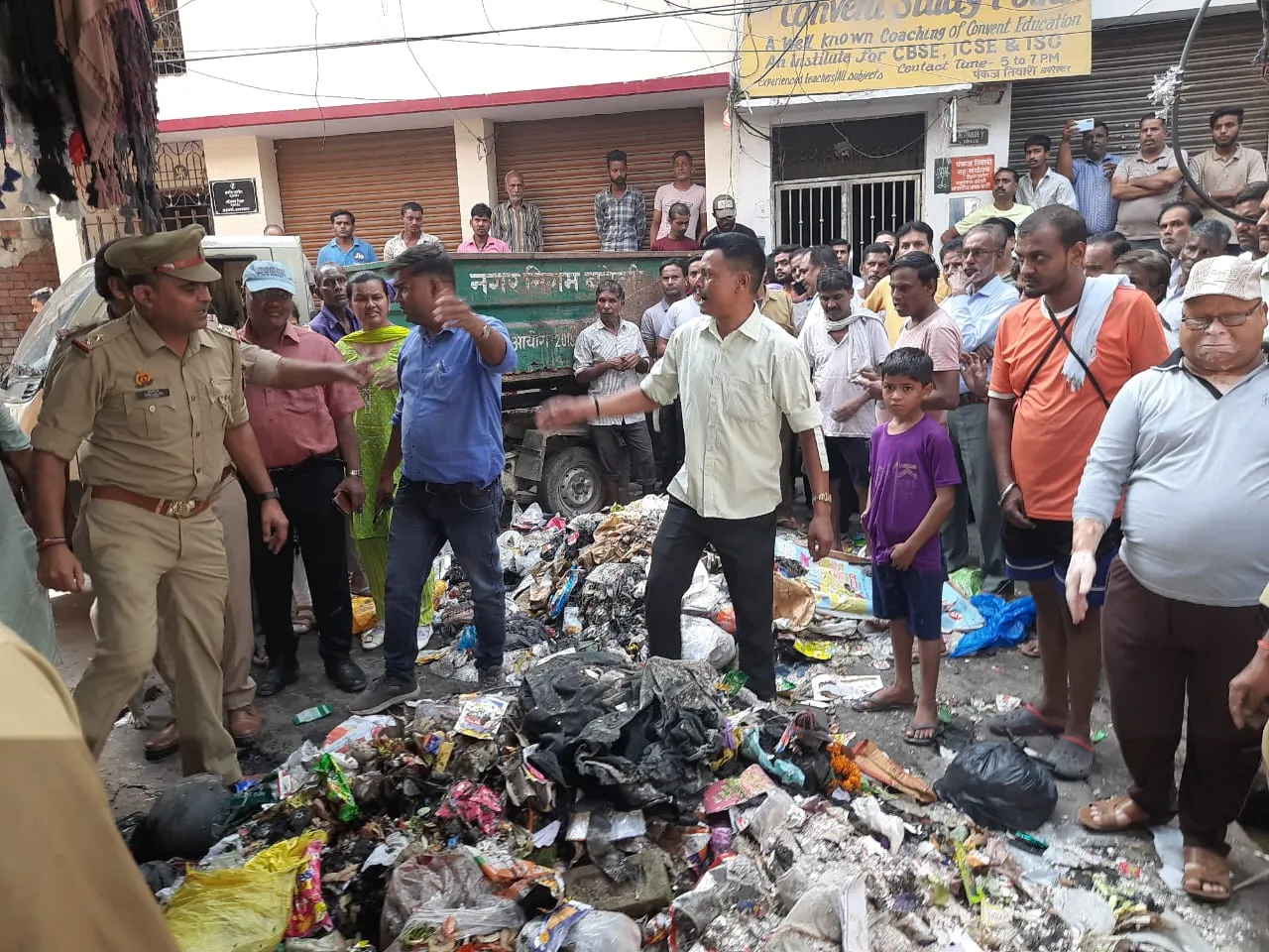 बरेली: बिहारीपुर में सफाई कर्मी को पीटा, काम ठप, हड़ताल की चेतावनी