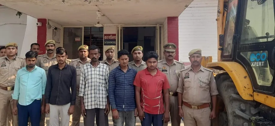 शाहजहांपुर: जेसीबी समेत पकड़े के सड़क उखाड़ने वाले पांचों आरोपी गए जेल 