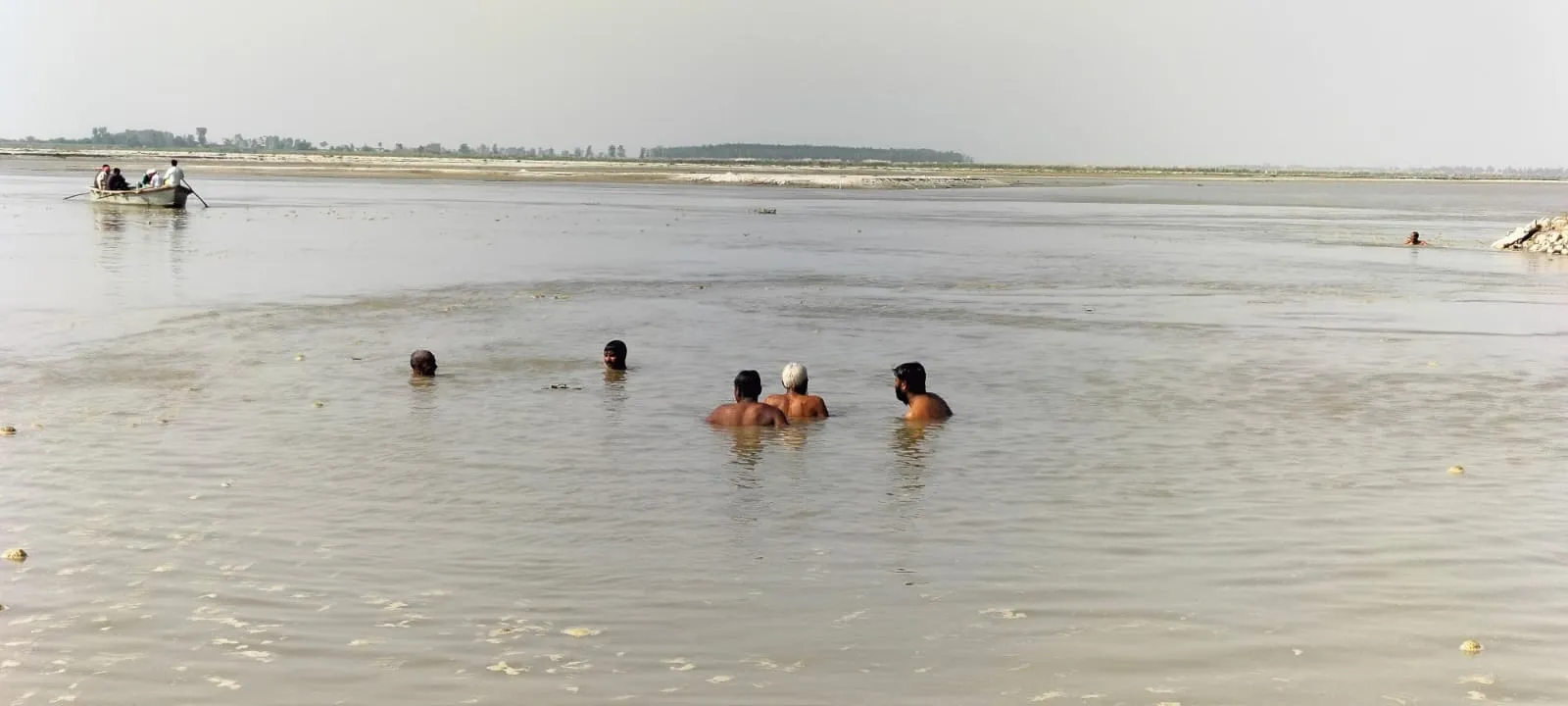 अमरोहा: नहाने आया युवक गंगा में डूबा, तलाश जारी