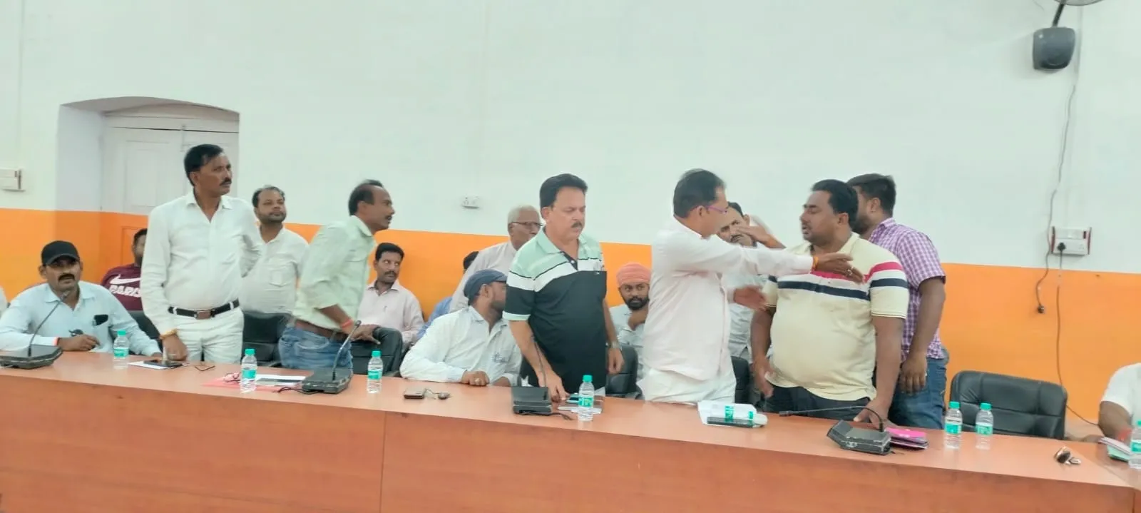 पीलीभीत: मुद्दों पर चल रही थी बात और आपस में ही भिड़े सभासद, जानिए क्या रही वजह?