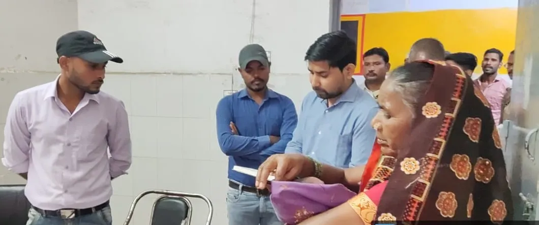 शाहजहांपुर: बुखार से तप रहा जिला, फिर भी डॉक्टर-स्टाफ लापरवाह