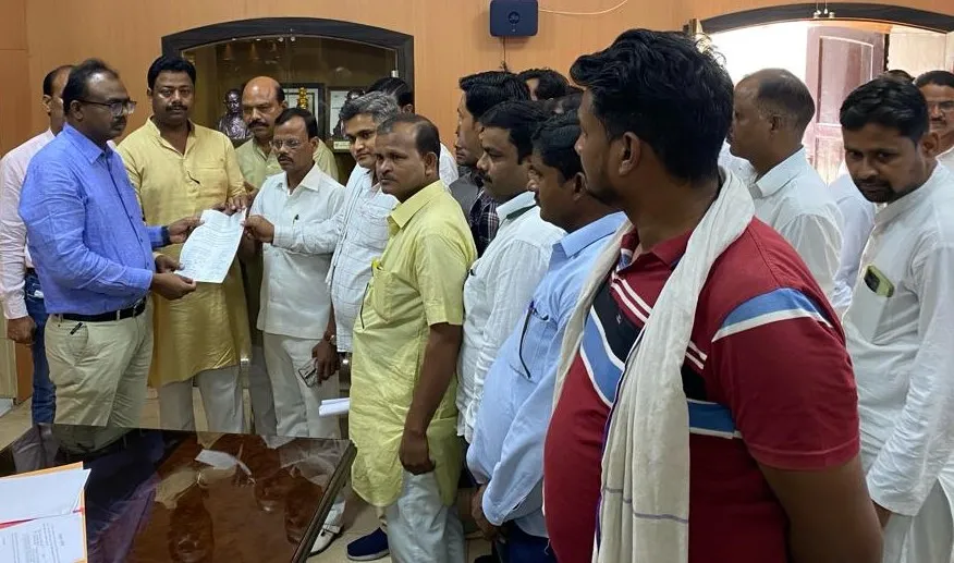 शाहजहांपुर: दो बाबुओं के खिलाफ उतरे 48 पार्षद, पटल से हटाने की मांग