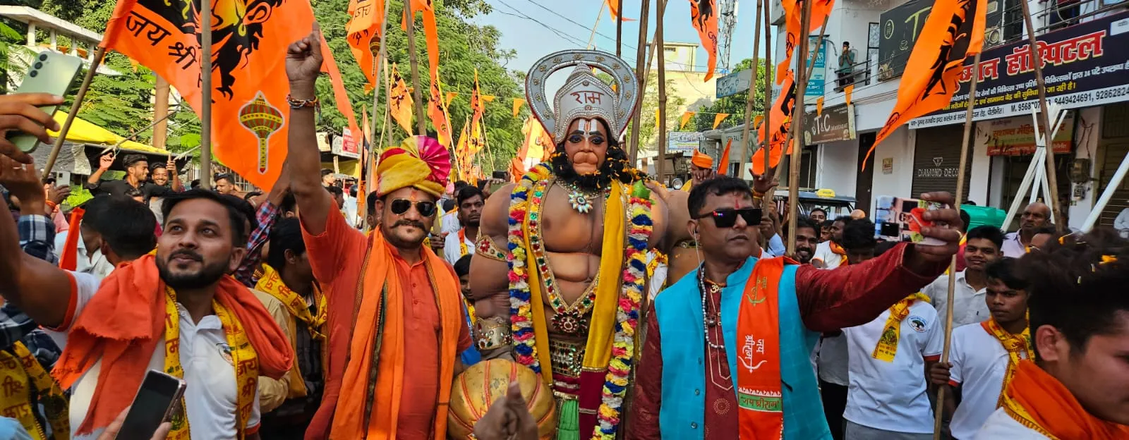 पीलीभीत:  शौर्य यात्रा से भगवामय हुई सड़कें, विधायक ने की बुलडोजर की सवारी...जानिए किस तरह जुटी भीड़?