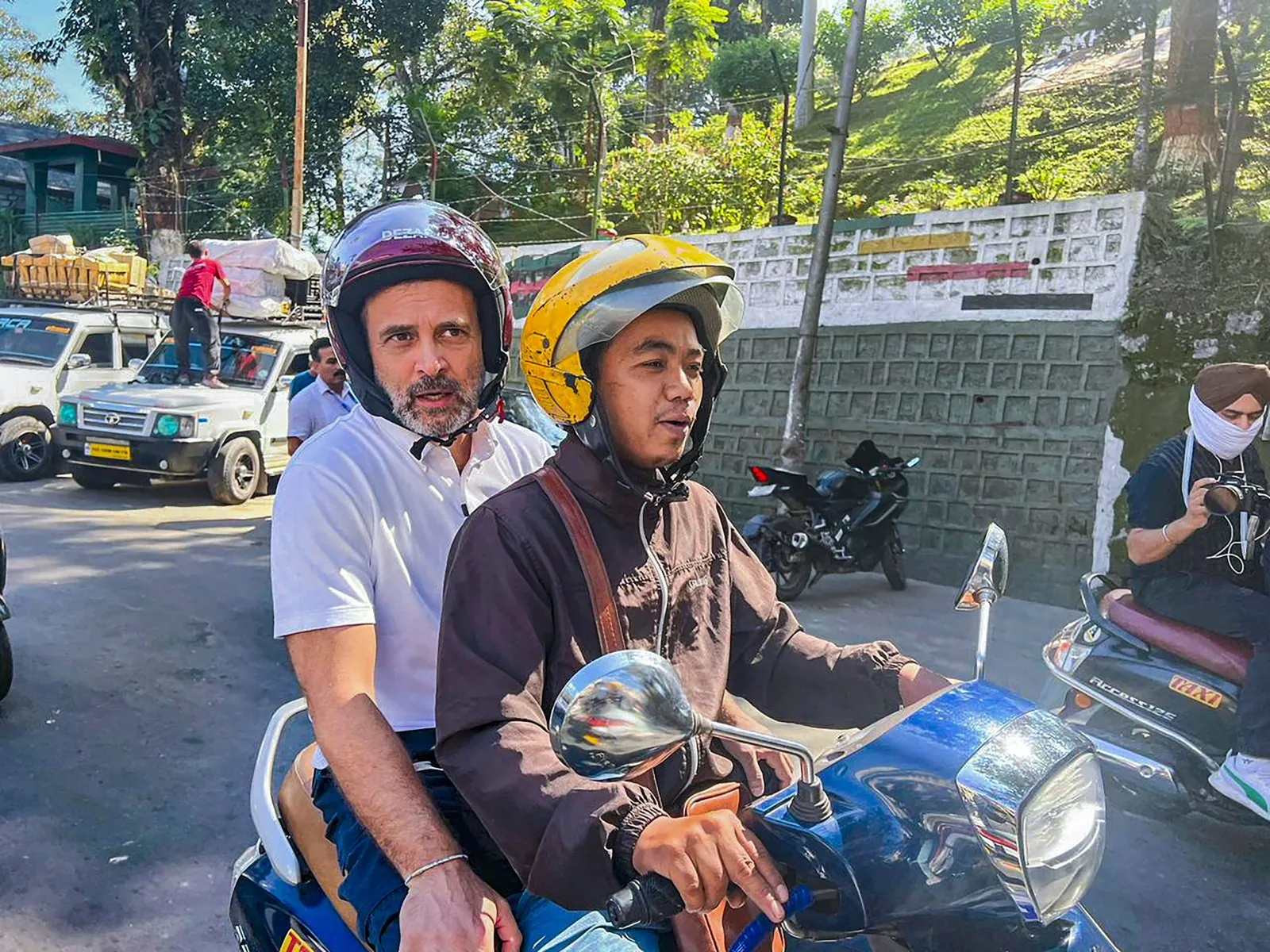 राहुल गांधी ने आइजोल में की स्कूटर टैक्सी की सवारी, यातायात संबंधी अनुशासन की सराहना की