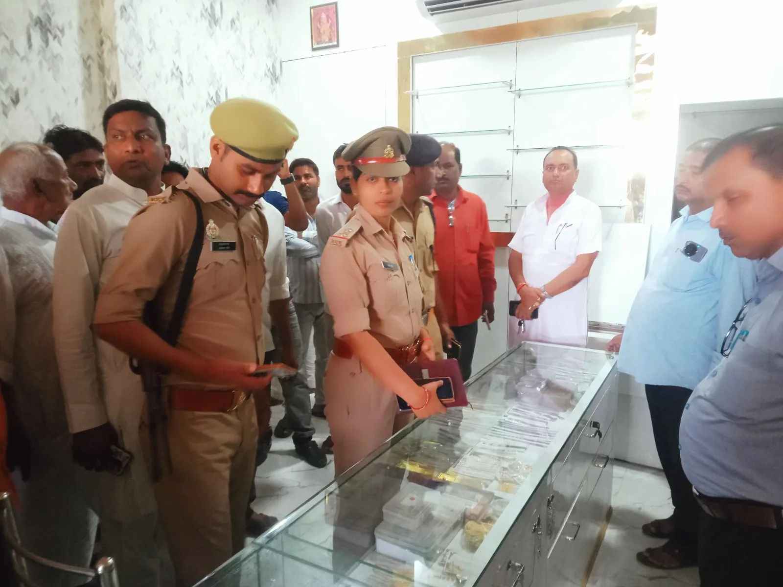 लखीमपुर-खीरी: कोतवाली के सामने शोरूम से चोर बटोर ले गए 75 लाख का सोना और चांदी