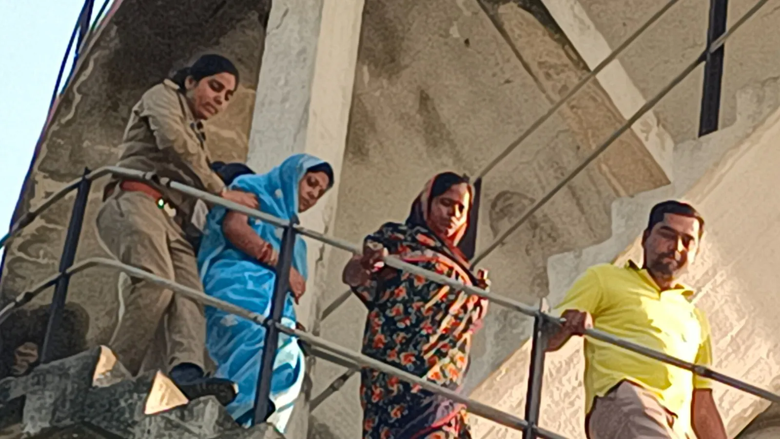 शाहजहांपुर: भाजपा महिला नेता ने पानी की टंकी पर चढ़कर किया हाईवोल्टेज ड्रामा, अधिकारियों के फूले हाथ-पांव 