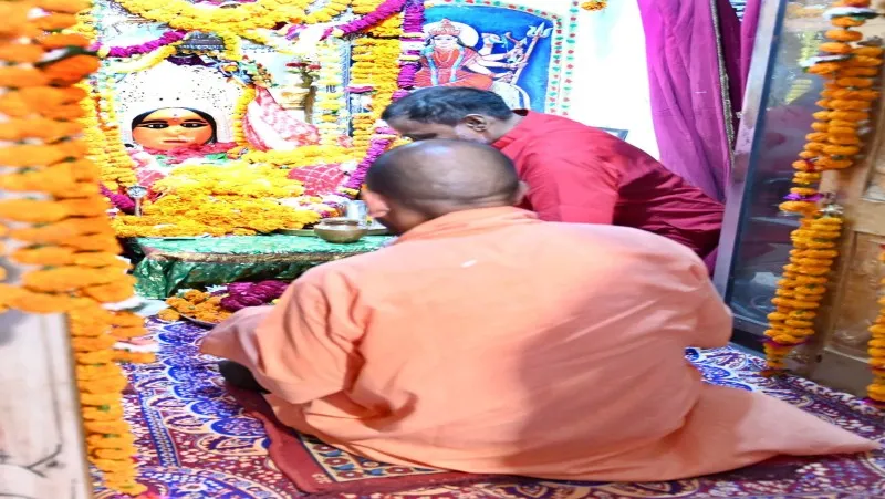 अयोध्या- छोटी देवकाली मंदिर में पूजन-अर्चन करते मुख्यमंत्री