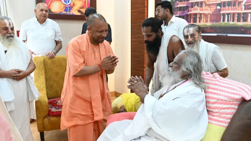 अयोध्या- श्रीराम जन्मभूमि तीर्थ क्षेत्र ट्रस्ट के अध्यक्ष महंत नृत्य गोपाल दास से मुलाकात करते&nbsp;मुख्यमंत्री